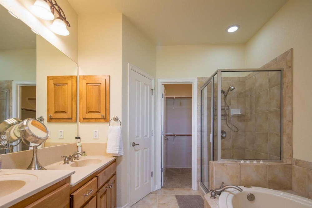 Lakeside Haven Townhouse Image 25